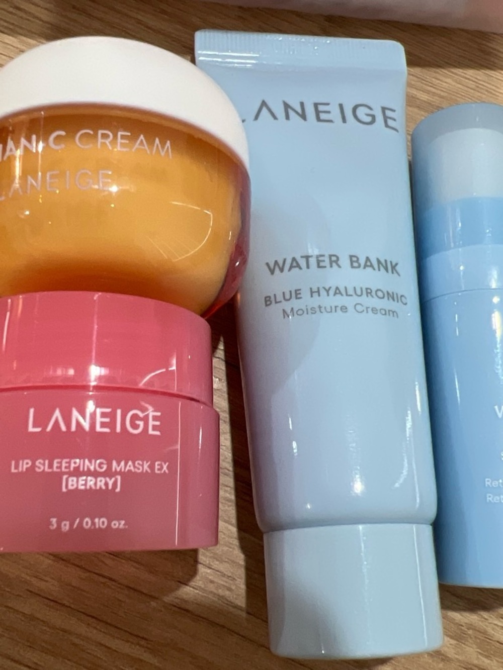 LANEIGE Pouch with vitamin C serum, Hydrogen serum, Moisturizer, Berry Lipmask - Picture 2 of 6